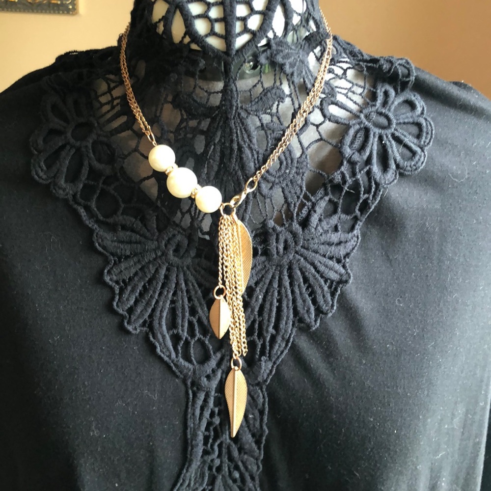 Gold tone chain‎ with pearls